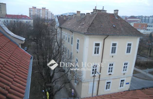 Eladó lakás Pécs, Alkotmány utca, 2+1 szobás