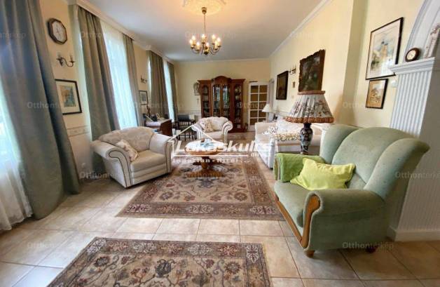 Balatonalmádi családi ház eladó, 268 négyzetméteres, 5+1 szobás