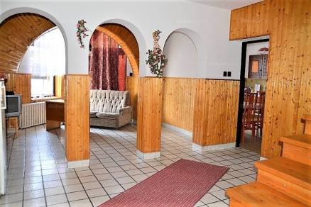 Győri családi ház eladó, 280 négyzetméteres, 5 szobás