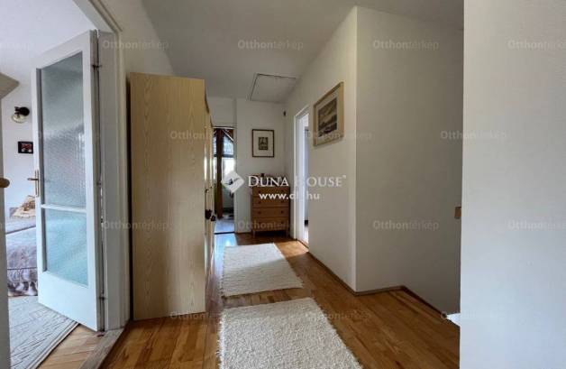 Veszprémi családi ház eladó, 285 négyzetméteres, 7 szobás