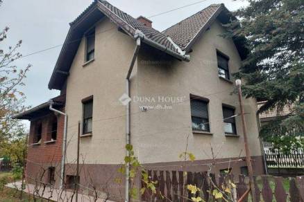 Tatabányai családi ház eladó a Fűzfa utcában, 188 négyzetméteres