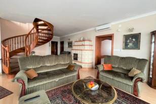 Eladó 5+3 szobás családi ház Pécs