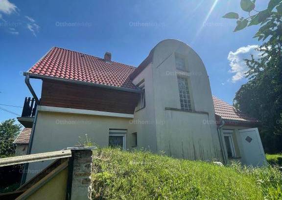 Pécsi családi ház eladó a Komlói úton, 130 négyzetméteres