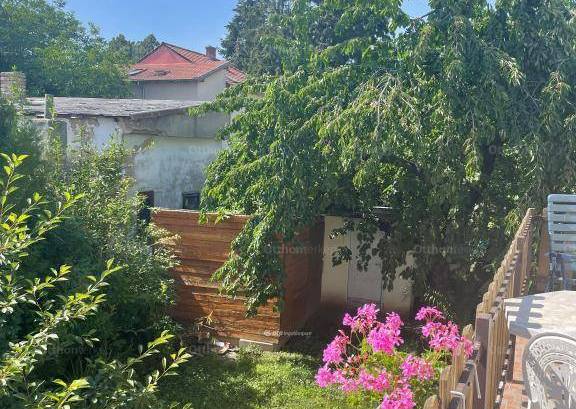 Pécsi családi ház eladó a Komlói úton, 130 négyzetméteres