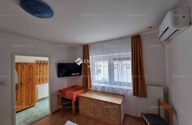 Eladó családi ház, Pécs, 12 szobás