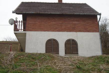 Eladó 3 szobás családi ház Győrújbarát