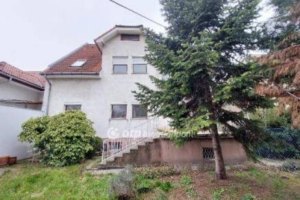 Eladó családi ház, Budapest, 8 szobás
