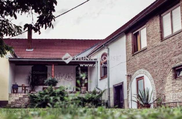 Eladó 7 szobás családi ház Pécs