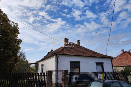 Eladó 4 szobás családi ház Pécs