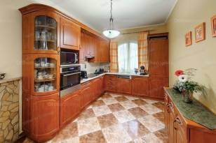 Kaposvári eladó családi ház, 8 szobás, 686 négyzetméteres