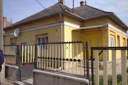 Tiszaföldvári eladó családi ház, 2 szobás, 78 négyzetméteres