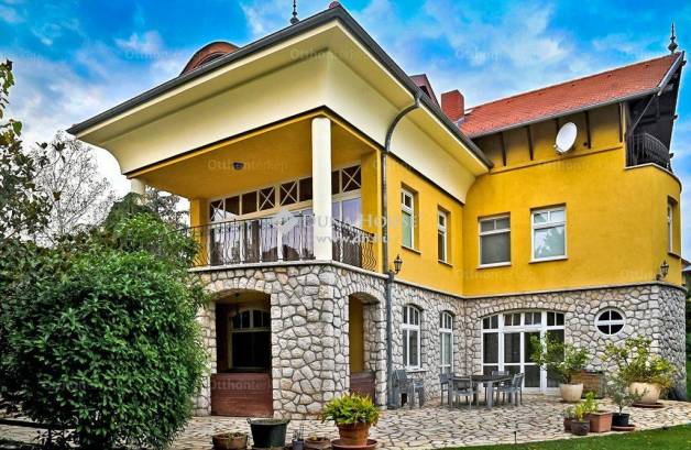 Pécsi családi ház eladó, 335 négyzetméteres, 8 szobás