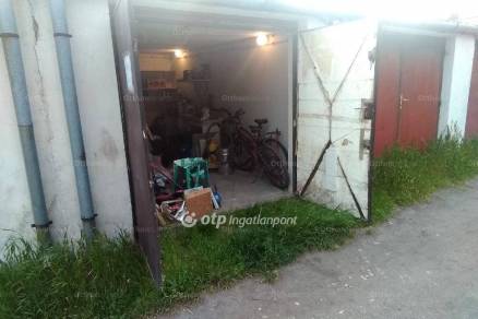 Debreceni garázs eladó a Piac utcában, 18 négyzetméteres