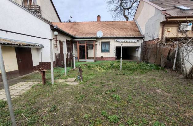 Debrecen 2 szobás családi ház eladó az Apafi utcában