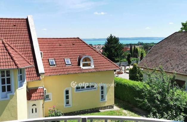 Balatonfüredi ikerház eladó, 250 négyzetméteres, 8 szobás