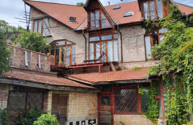 Eladó 7+2 szobás családi ház Budaörs