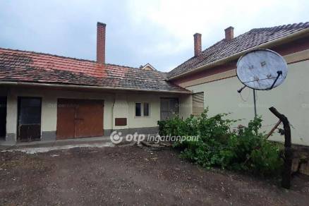 Tiszaföldvári családi ház eladó, 100 négyzetméteres, 2 szobás