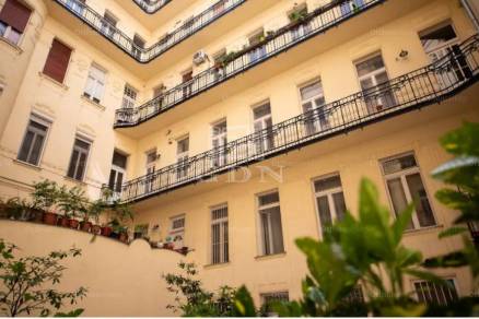 Eladó 8 szobás lakás Belvárosban, Budapest, Károly körút