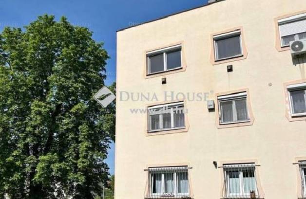 Komlói eladó lakás, 2 szobás, a Pécsi úton