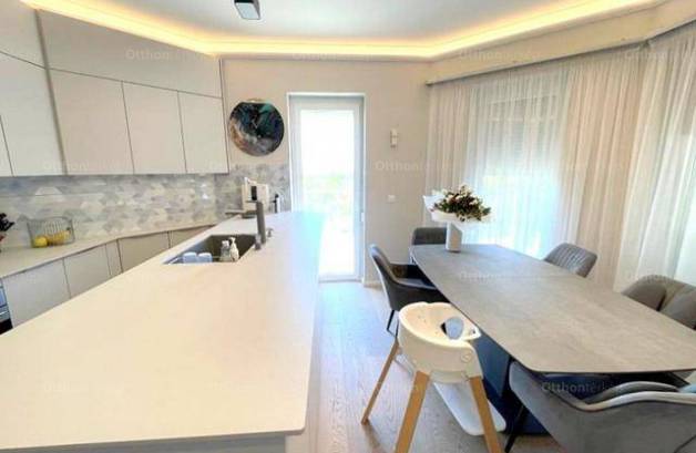 Velencei eladó családi ház, 6 szobás, 390 négyzetméteres