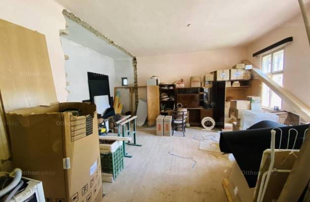 Komáromi családi ház eladó, 185 négyzetméteres, 2 szobás