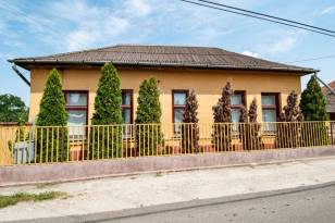 Tiszaföldvári családi ház eladó, 91 négyzetméteres, 3 szobás