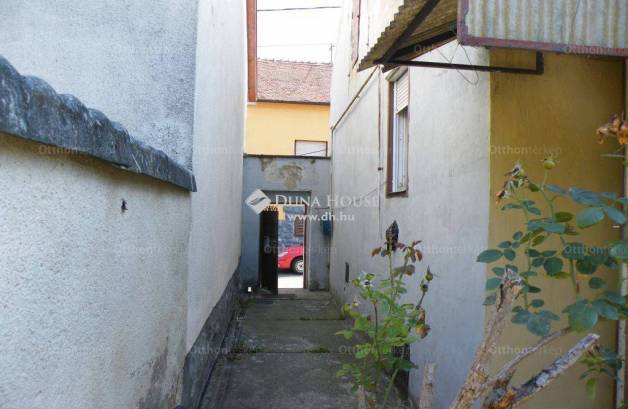 Családi ház eladó Pécs, az Újvilág utcában, 58 négyzetméteres