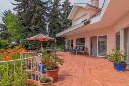 Budapest eladó családi ház Csillaghegyen, 1000 négyzetméteres