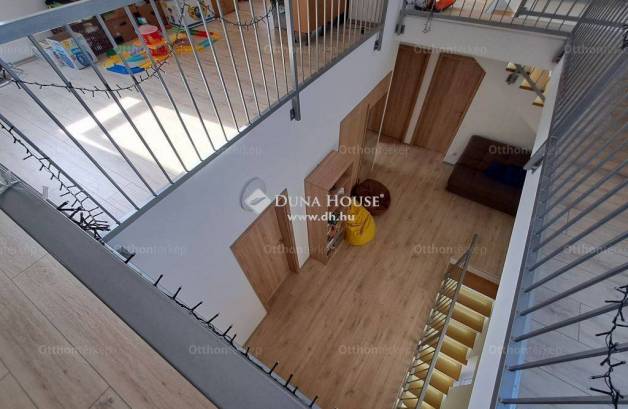 Pécsi családi ház eladó, 440 négyzetméteres, 8 szobás