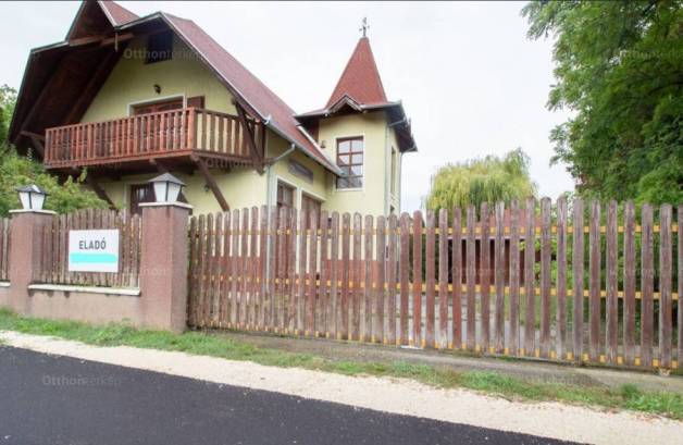 Balatonföldvári eladó családi ház, 6 szobás, 150 négyzetméteres