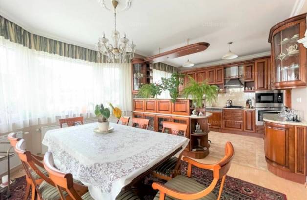 Pécs 5+3 szobás családi ház eladó