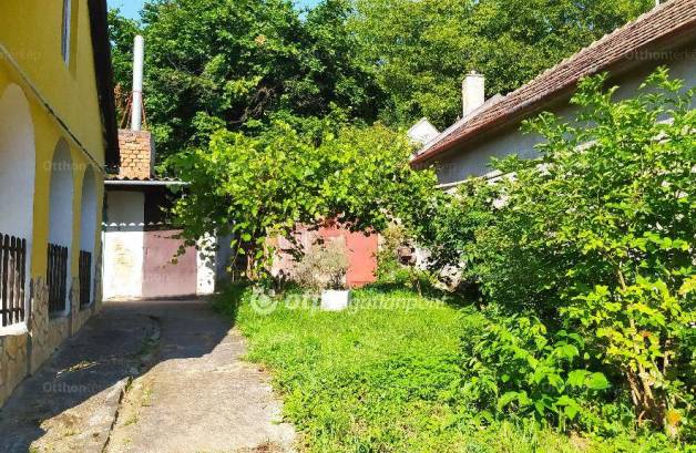 Eladó 2 szobás családi ház Pécs a Perényi utcában