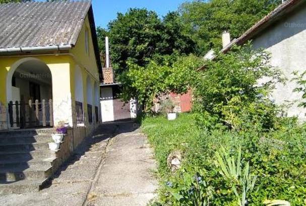 Eladó 2 szobás családi ház Pécs a Perényi utcában