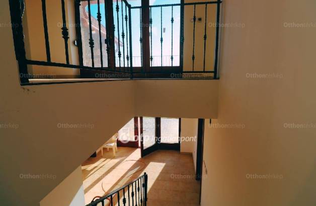 Balatonalmádi 8 szobás családi ház eladó az Öreghegyi úton