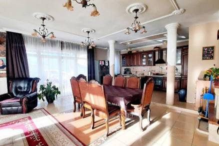 Dunakeszi eladó családi ház, 4 szobás, 335 négyzetméteres