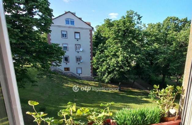 Pécsi lakás eladó a Komlói úton, 50 négyzetméteres