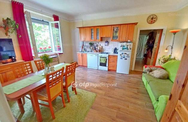 Pécsi lakás eladó a Komlói úton, 50 négyzetméteres