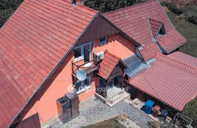 Családi ház eladó Pécs, az Alsó utcában, 136 négyzetméteres