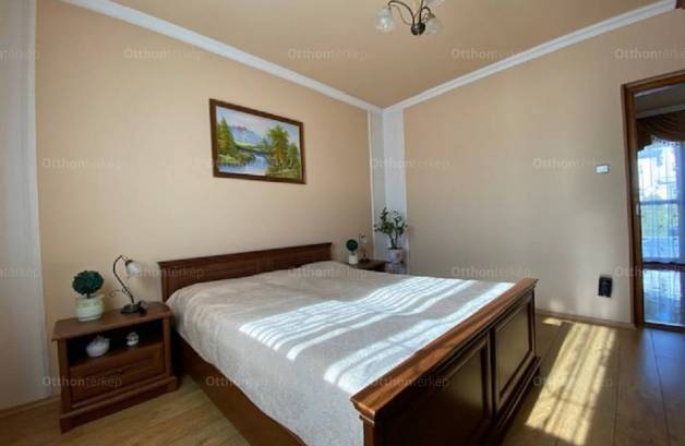 Debreceni eladó családi ház, 2 szobás, 163 négyzetméteres