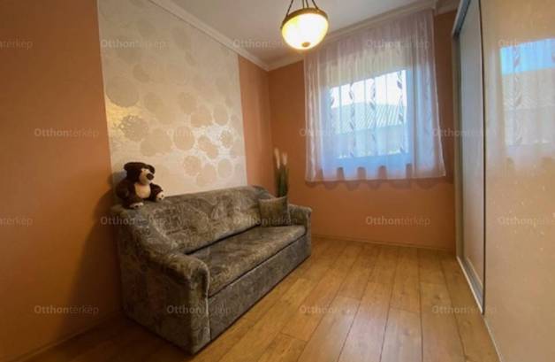 Debreceni eladó családi ház, 2 szobás, 163 négyzetméteres