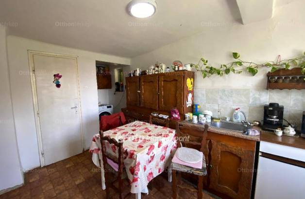 Komlói családi ház eladó az Ipari úton, 110 négyzetméteres