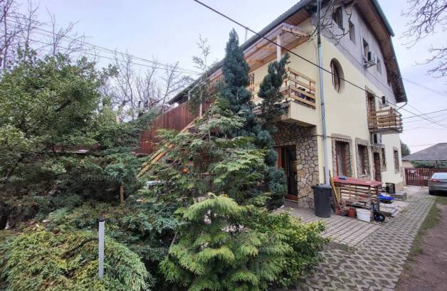 Budapesti ikerház eladó, 204 négyzetméteres, 6 szobás