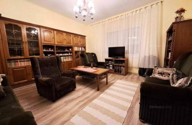 Pécsi eladó családi ház, 4 szobás, 120 négyzetméteres