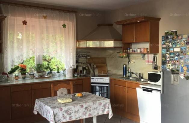 Debreceni eladó családi ház, 4 szobás, a Lahner utcában