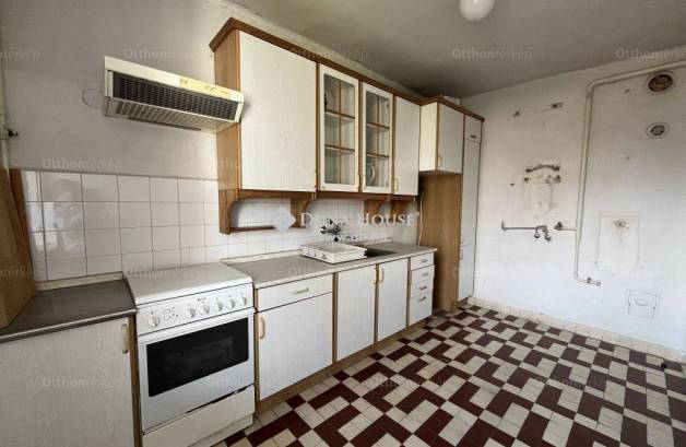 Pécsi eladó családi ház, 2 szobás, 69 négyzetméteres