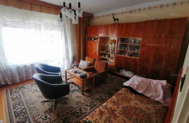 Komlói családi ház eladó, 144 négyzetméteres, 5 szobás