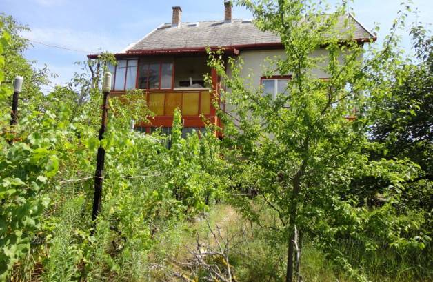 Erdőkertesi családi ház eladó az Arany János utcában, 140 négyzetméteres