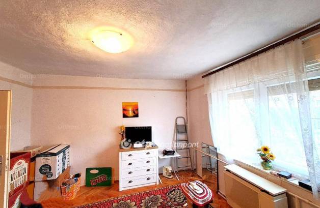 Szolnoki eladó családi ház, 2 szobás, 60 négyzetméteres