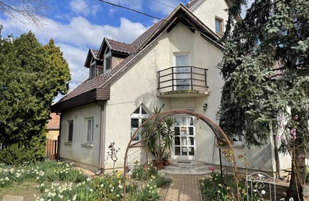 Körösladányi családi ház eladó a Rákóczi utcában, 185 négyzetméteres