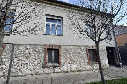 Eladó 2 szobás családi ház Pécs
